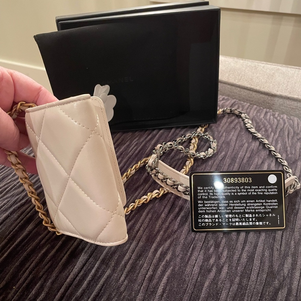 ❌❌❌SOLD❌❌❌CHANEL 19 Authentic Cardholder On Chain - Picture 4 of 16